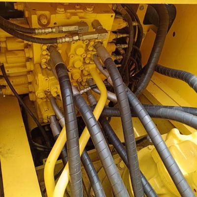 Экскаватор Komatsu PC220 с массой 22000 кг и оригинальным гидравлическим цилиндром