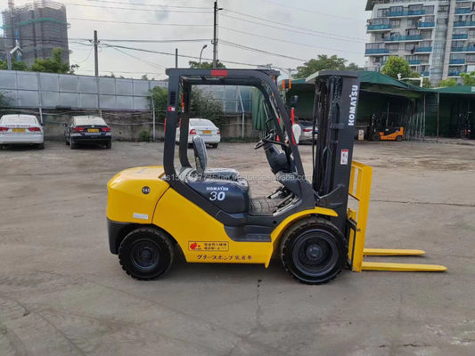 Подержанный дизельный вилочный погрузчик Komatsu 3 тонны 30 с рабочим временем 0-2000 часов и легким обслуживанием