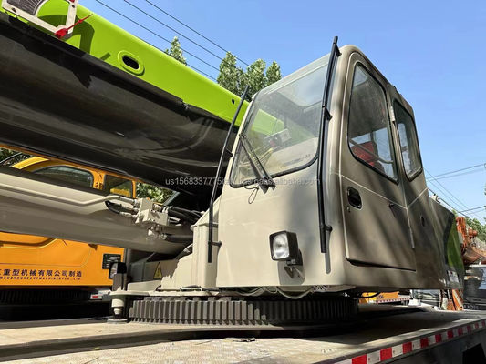 Строительная машина используется ZOOMLION 80-тонный кран с максимальной высотой подъема 4,5 м
