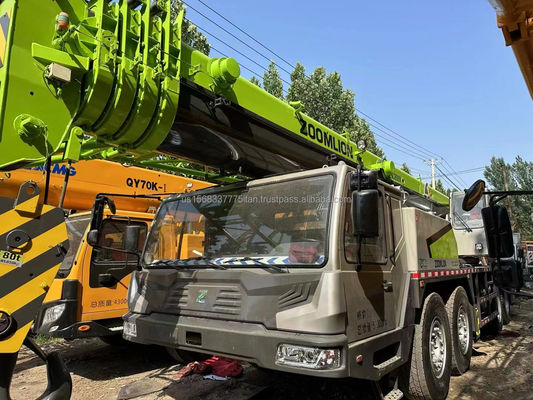 Строительная машина используется ZOOMLION 80-тонный кран с максимальной высотой подъема 4,5 м