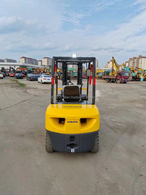 Подержанный дизельный вилочный погрузчик Komatsu 30 с отличными характеристиками и небольшим весом