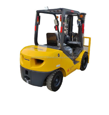 Использованный вилочный погрузчик Komatsu 30 с отличными характеристиками и минимальной высотой подъема 4.5
