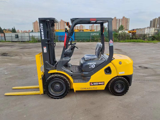 Использованный вилочный погрузчик Komatsu 30 с отличными характеристиками и минимальной высотой подъема 4.5