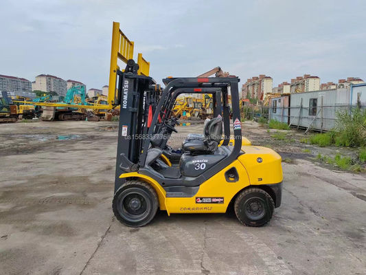 Использованный вилочный погрузчик Komatsu 30 с отличными характеристиками и минимальной высотой подъема 4.5