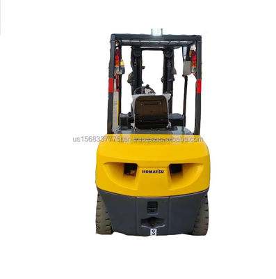 Использованный вилочный погрузчик Komatsu 30 с длиной вилки 1000 мм и высотой подъема 4,5 м / мин.