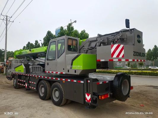 30-тонный используемый кран Zoomlion с превосходными характеристиками и максимальной высотой подъема 4,5 м