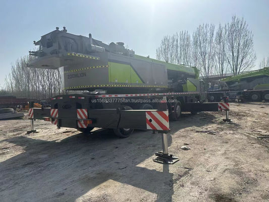 Использованный 90-тонный кран Zoomlion с максимальной высотой подъема 4,5 м и хорошей грузоподъемностью