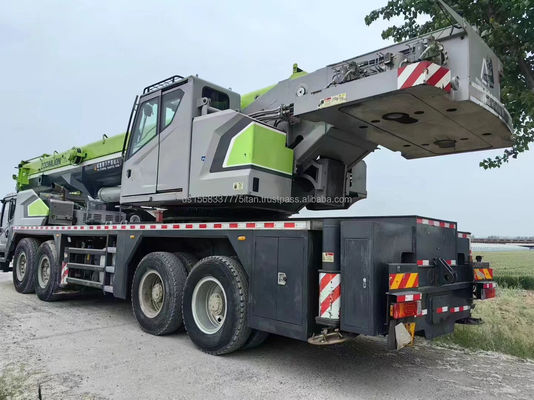 Использованный 90-тонный кран Zoomlion с максимальной высотой подъема 4,5 м и хорошей грузоподъемностью